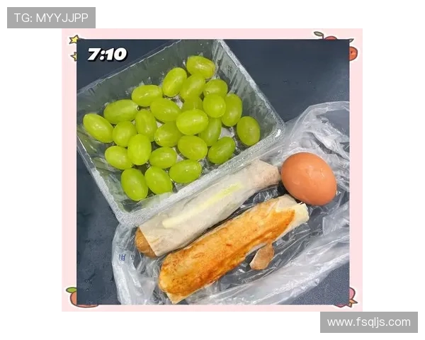 覃海洋家的冰箱里只有鸡胸肉和蛋白粉，连瓶可乐都找不到